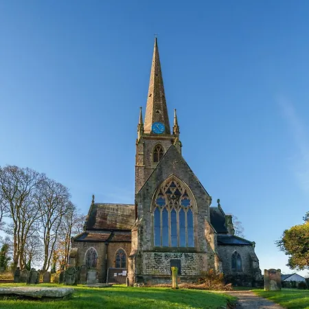 Bell - Is Five Minutes Walk To Pubs, Restaurants And Shops *