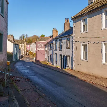 Semesterbostad Bell - Is Five Minutes Walk To Pubs, Restaurants And Shops *