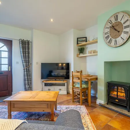 Bell - Is Five Minutes Walk To Pubs, Restaurants And Shops