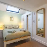 Bell - Is Five Minutes Walk To Pubs, Restaurants And Shops Дом отдыха Кокермут