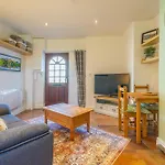 Дом отдыха Bell - Is Five Minutes Walk To Pubs, Restaurants And Shops *
