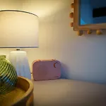 Bell - Is Five Minutes Walk To Pubs, Restaurants And Shops *