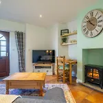 Bell - Is Five Minutes Walk To Pubs, Restaurants And Shops