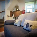 Bell - Is Five Minutes Walk To Pubs, Restaurants And Shops Дом отдыха