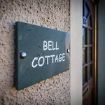 Bell - Is Five Minutes Walk To Pubs, Restaurants And Shops